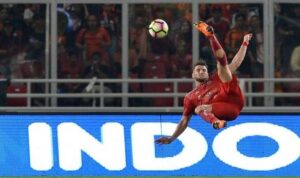 Pemain persija jakarta marko simic saat tendangan salto